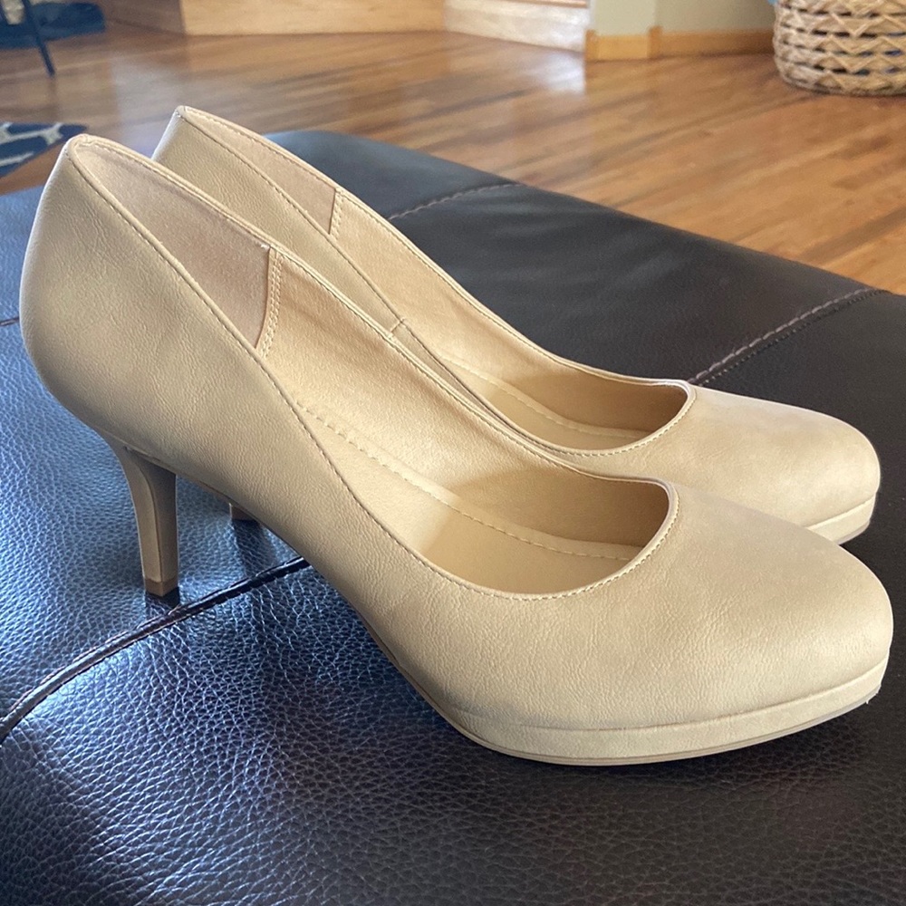 Y Not Sophie Natural Nubuck Heels-New Size 11